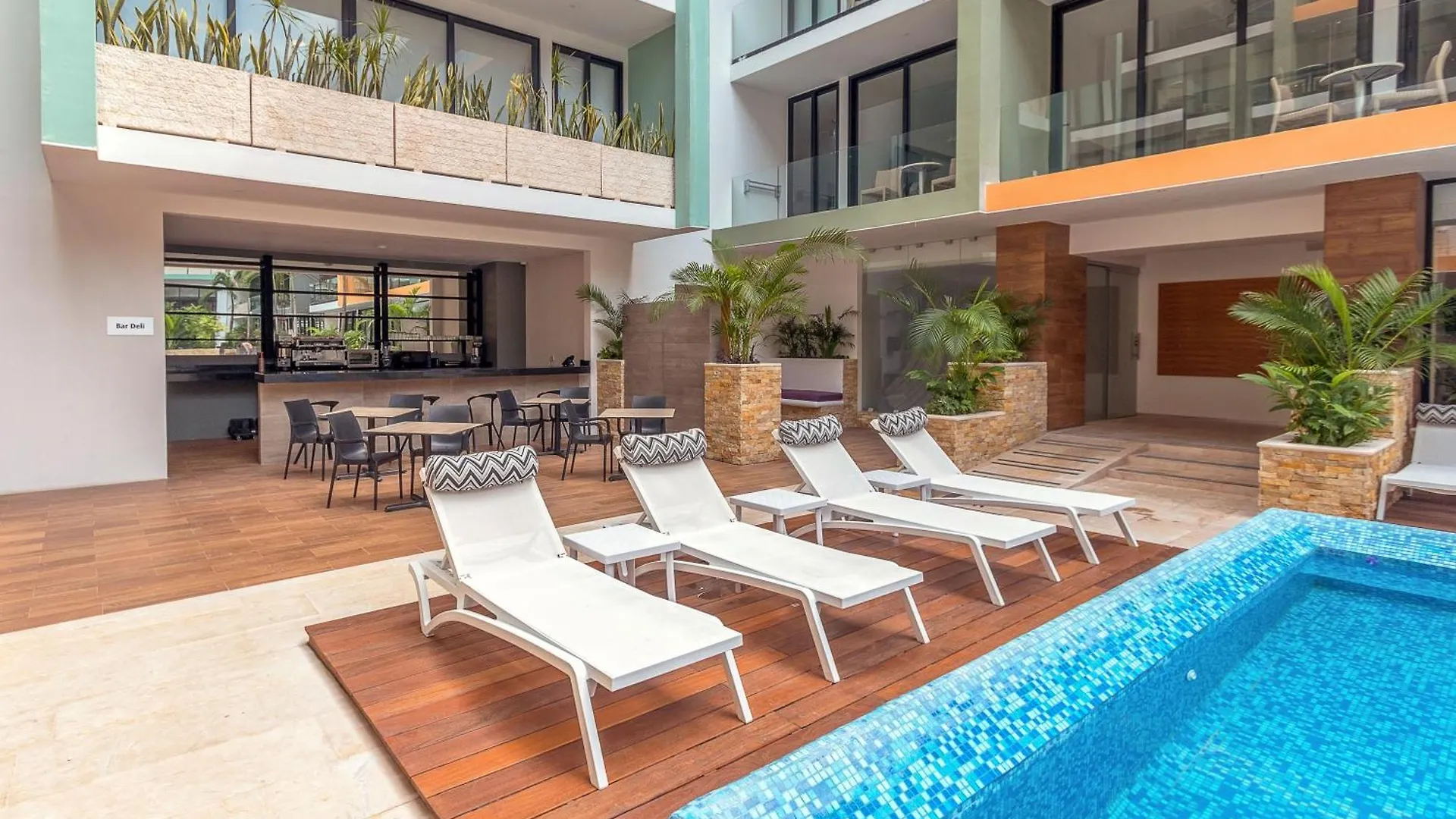 Luxury 1 Bedroom Condo - 2 Pools & Gym - At The City Condos - Descanso Playa del Carmen Mexiko